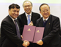 Prof. Jack Cheng (middle), PVC of CUHK witnesses the signing of MOU on short term student exchange between CUHK and Xinjiang Medical University